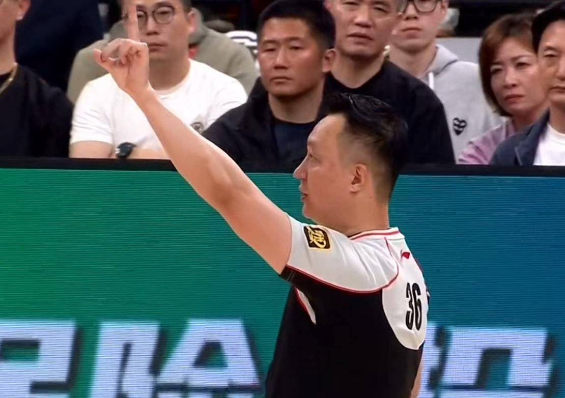 争议判罚引发球迷热议，裁判遭到质疑