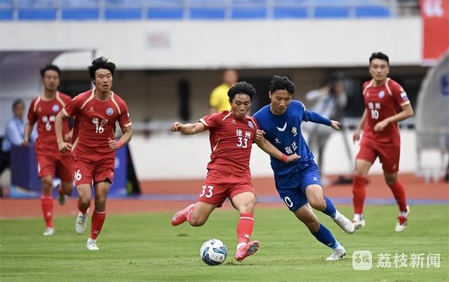 包含国内足球联赛赛事精彩纷呈，球迷热情高涨的词条